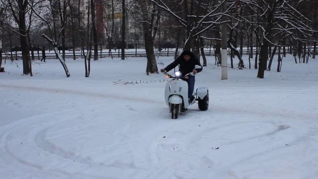 Электро трицикл Mytoy Retro Дрифт по снегу. смотреть онлайн