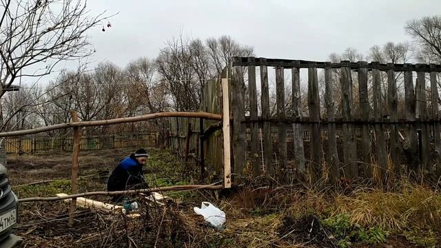 Делаю забор из самого дешевого материала. 1 часть. смотреть онлайн