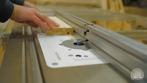 Микролифт для регулировки вылета фрезы при использовании ручного фрезера в столе.