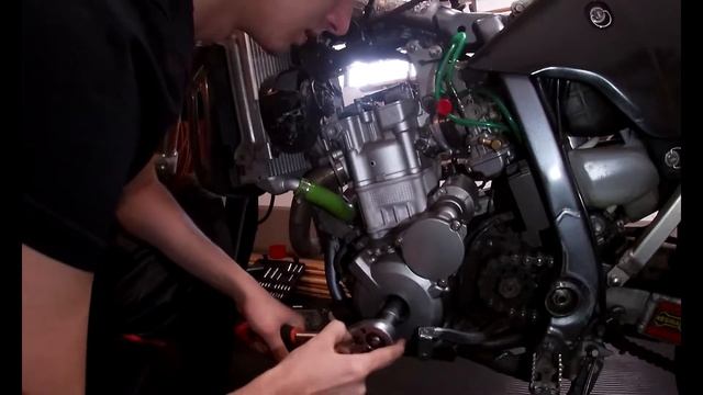 Třetí Vlog - Suzuki drz 400 sm 470Kontrola vůlí ventilůValve Clearance Check and Adjustment