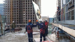 Подъем и монтаж стеклопакета весом 900 кг вакуумным захватом