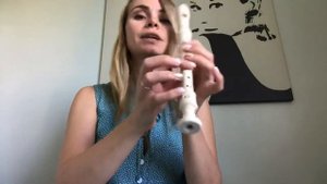 Как играть «Прекрасное далёко» на блокфлейте (ссылка на ноты в описании видео)