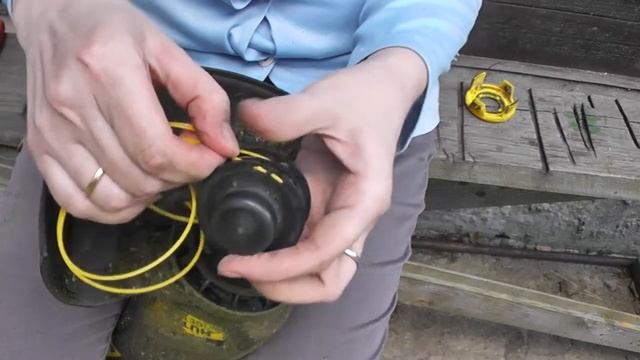Штиль фс 45 заправка лески. Заправка лески в триммер huter. Катушка для наматывания лески в триммер хускварна 117. Катушка для триммера хутер 1500. Катушка для триммера хутер 1500.