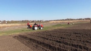 Посадка КАРТОШКИ Трактором и Самодельной КАРТОФЕЛЕСАЖАЛКОЙ ! 2020