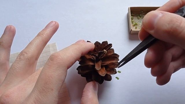 Елочная игрушка из сосновой шишки и бисера своими руками Сможет сделать каждый