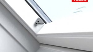 Монтаж рулонной шторы для мансардных окон VELUX на крючках RHL , RHZ