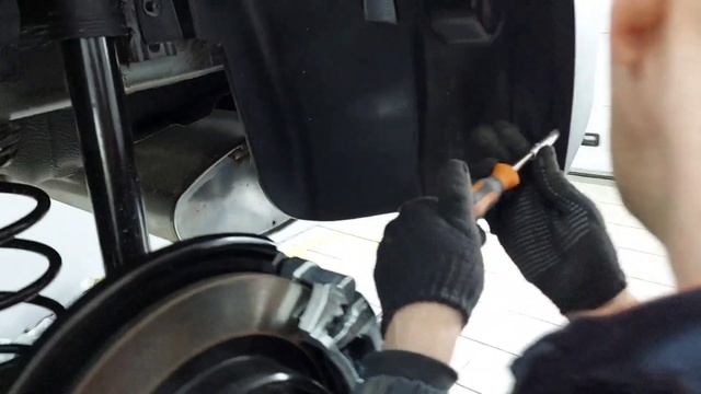 Geely Coolray вид с низу и установка брызговиков!!! смотреть онлайн