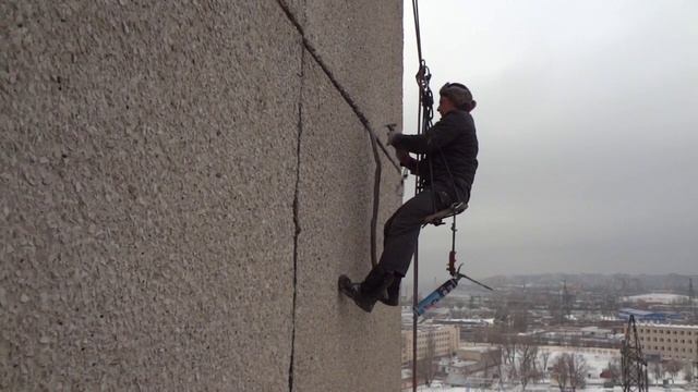Работа проф. альпиниста на 15 этаже. смотреть онлайн