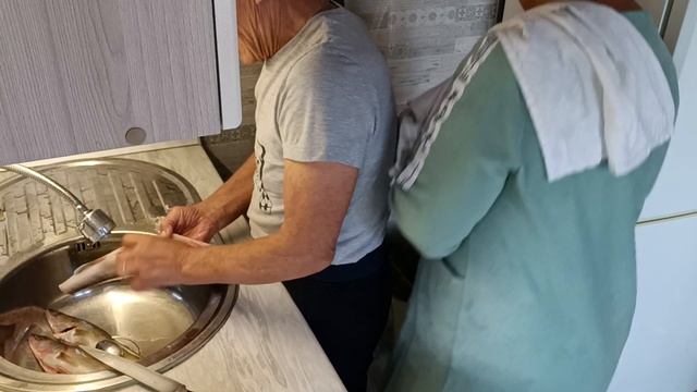 2 сентября 2023 г. Гости спят. Я готовлю омлет. Леша готовит рыбу для копчения. смотреть онлайн