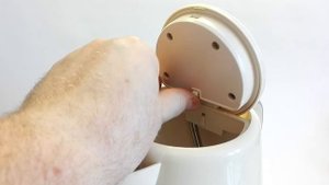 Чайник BOSCH TWK7507 открытие крышки