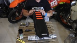 Как заменить чехол сиденья на кроссовом мотоцикле? Viper antiskid pro