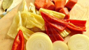 Кольраби, маринованная с перцем и морковью