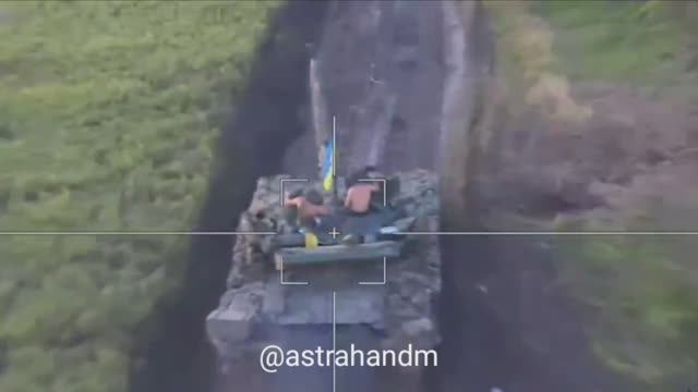 ??⚡Ланцет ВДВ уничтожает танк и экипаж, который не понимал где находится.⚡