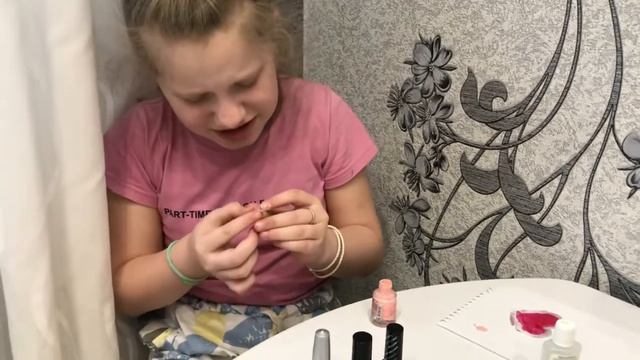 АЛИСА накрасила ногти в школу! Красный лак для ногтей!/AlisaSever/ALICE painted her nails for schoo смотреть онлайн