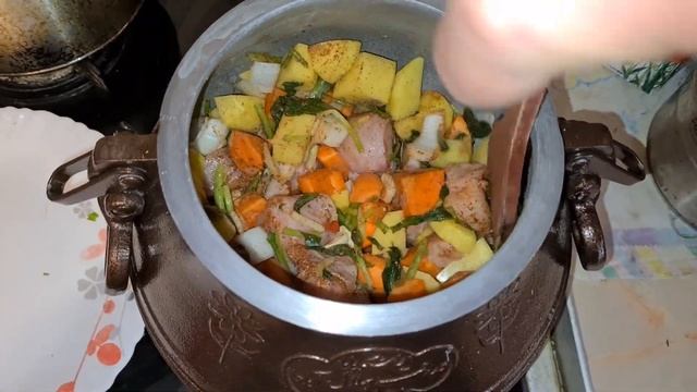 ТУШЕНЫЙ КАРТОФЕЛЬ С КУРИЦЕЙ И ПРИПРАВОЙ МАЛОСЯНЬ в Афганском казане.