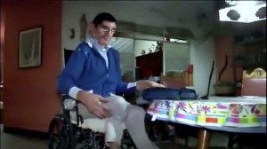 Вы такого точно не слышали! Гигантский человек говорит инопланетным голосом!