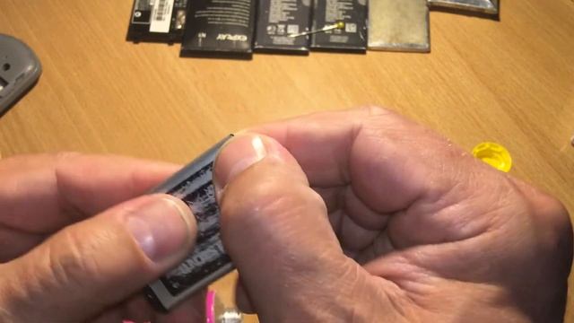 ВЗДУЛСЯ АККУМУЛЯТОР ОТ ТЕЛЕФОНА ? ЧТО ДЕЛАТЬ ? ЕСТЬ РЕШЕНИЯ смотреть онлайн