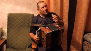 с. Волчье. Селезневы. Игра на гармони.