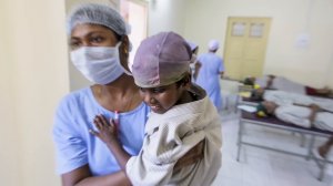 Две слепые сестры видят в первый раз