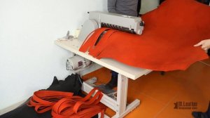 Заготовки из кожи малинового цвета для ремней | Процесс роспуска от M.Leather