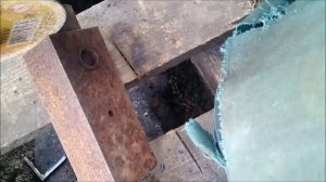 Как ровно отпилить трубу с помощью уголка.