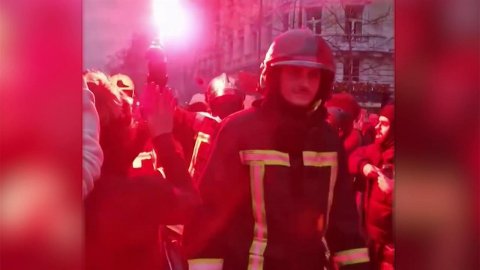 Во Франции пожарные присоединились к протестующим