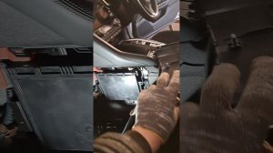 Где находится аккумулятор в Honda Insight 2018г