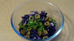 Салат из красной капусты и перепелиных яиц