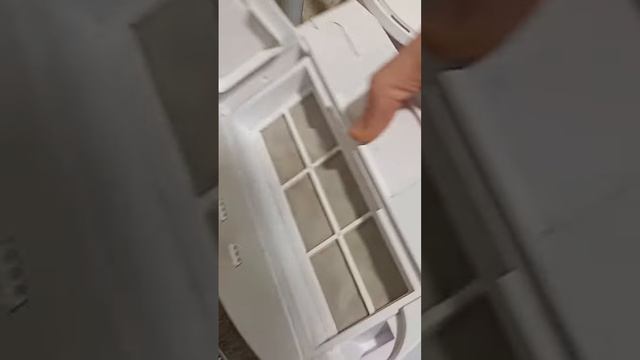 Пока греется обед робот пылесос работает отлично в конце видео посмотрите сколько пыли на собирал. смотреть онлайн