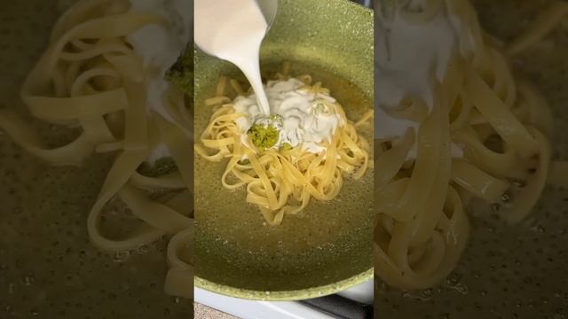 Super creamy pesto pasta with shrimps? / Очень сливочная песто-паста с креветками?