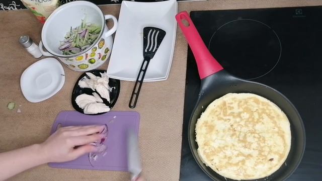Салат из курицы и яичницы. Неожиданно простой рецепт вкуснейшего блюда смотреть онлайн