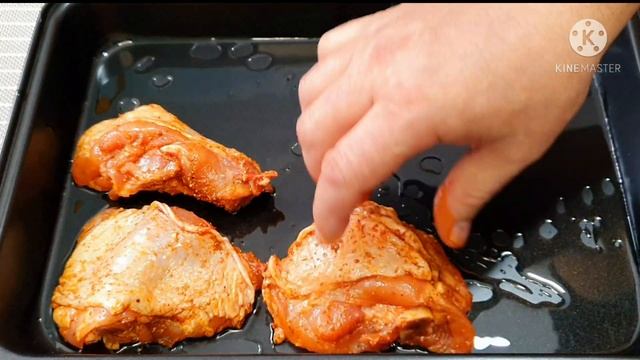У вас есть куриные бёдра и картофель? Сделайте этот невероятно вкусный рецепт. Проще не бывает!