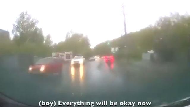 10-летний мальчик ведет машину отца на скорости 160 км/час, чтобы отвезти сестру к бабушке смотреть онлайн