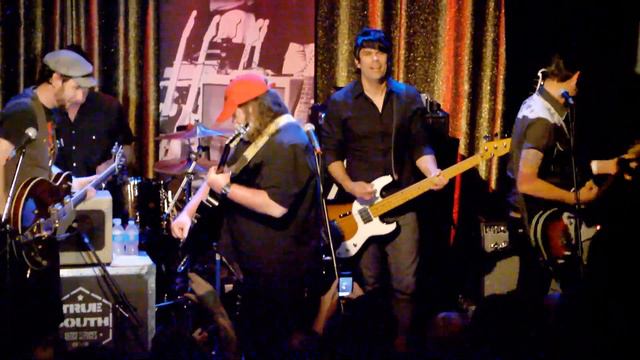 Roky Erickson Performs "Bo Diddley's A Headhunter" | Fender смотреть онлайн