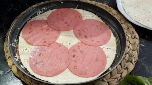 Завтрак из лаваша с колбасой, сыром и помидорами.