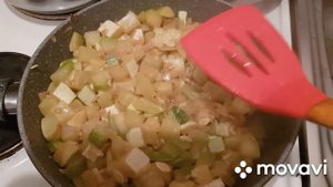 Кабачки жареные с луком и чесноком.