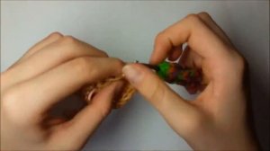 Шапка с ушками медведя и кошки для куклы из резинок Rainbow Loom.Урок № 58
