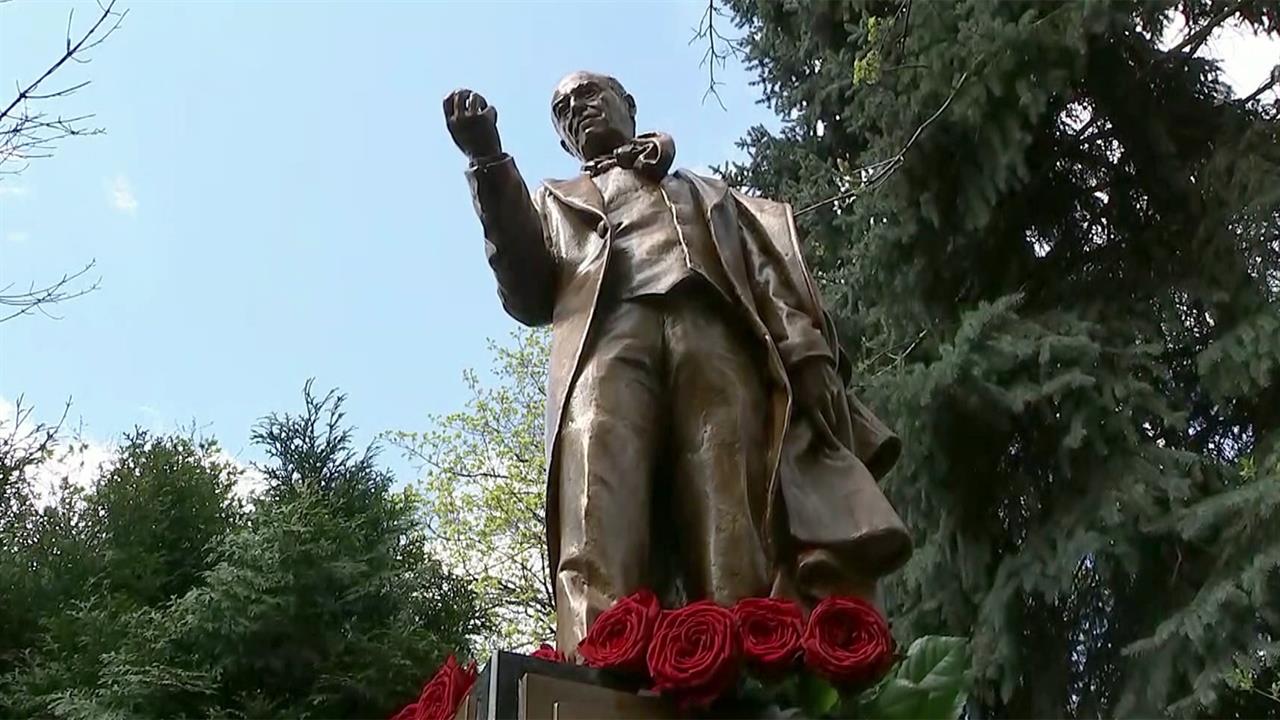 На Новодевичьем кладбище установили памятник народному артисту СССР Владимиру Этушу