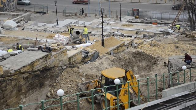 Трактор делает подкоп к Потемкинской лестнице смотреть онлайн