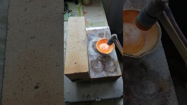 Работа ювелирной горелкой средней величины .
