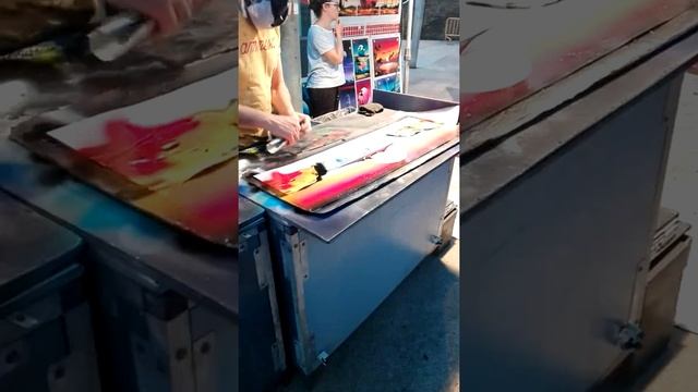 Испания, Ллорет-де-Мар, уличный художник рисует красками из баллончиков. смотреть онлайн