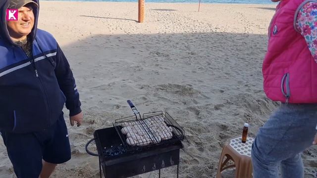 На Мангале Возле Моря Печем Картофель и Колбаски! смотреть онлайн