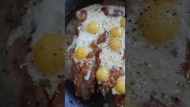 Яичница из перепелиных яиц с беконом!