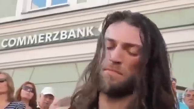 ВИРТУОЗ НА ГИТАРЕ НА УЛИЦЕ
