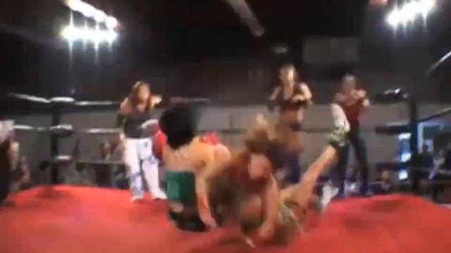 Ayumi Kurihara Diving Crossbody on Daizee Haize & Tomoka Nakagawa смотреть онлайн