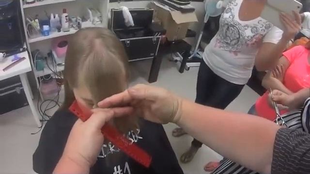 Как подстричь чёлку смотреть онлайн