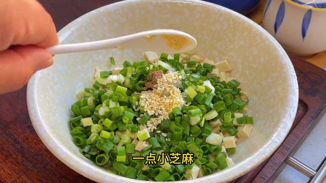 冬天吃玉米面，2个鸡蛋，开水一烫，营养又解馋，上桌抢着吃 смотреть онлайн
