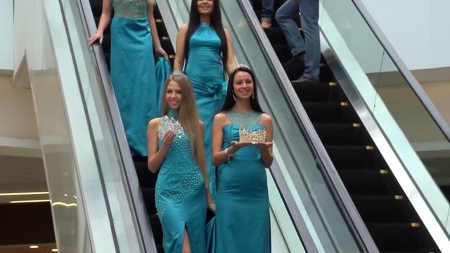 Девушки представляют трендовую одежду