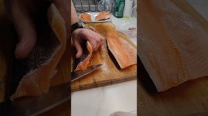 Как разделать быстро рыбу (форель радужная потрошеная)