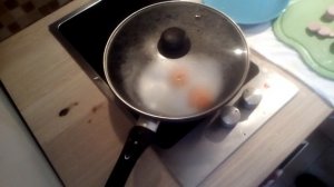Как по жарить быстро яичницу ( яйцо,масло,соль,перец,сосиски)